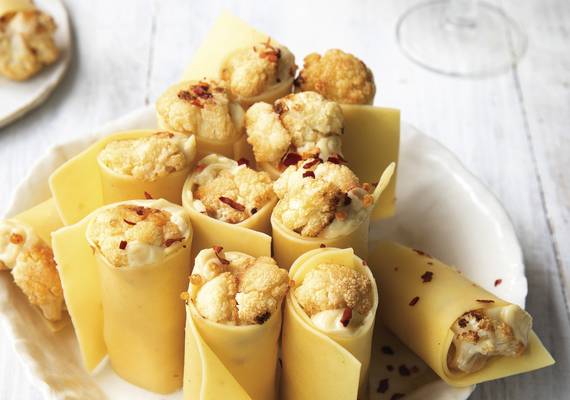 Pittige pasta-bloemkoolrolletjes met tahinmayo
