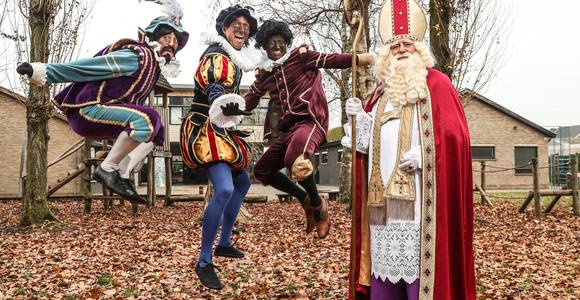 Wilt u een Zwarte Piet, roetpiet of iets daartussenin? Dit Belgische pietengezelschap moet wel erg creatief zijn dit jaar. “Piet zijn is meer dan de kleur van je gezicht”