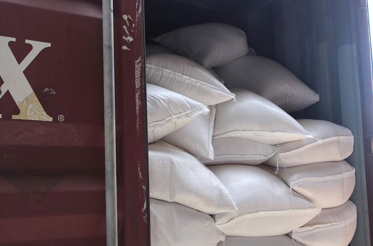 De politie heeft in een omgebouwde paardenmanege in Nijeveen de grootste cocaïnewasserij in Nederland ooit ontmanteld .