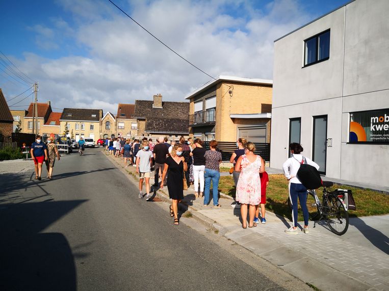 Twintig minuten voor opening van de Brantano in Diksmuide stonden mensen al meters ver aan te schuiven.