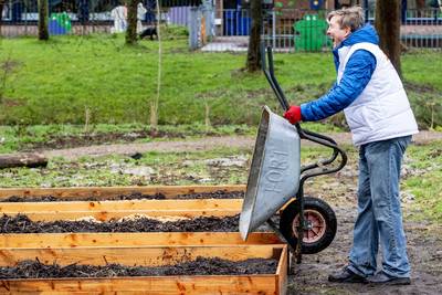 ‘Lekker om te klussen met een beetje regen’, vindt de koning