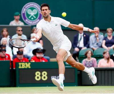 Djokovic tennist onder dicht dak vanwege de regen