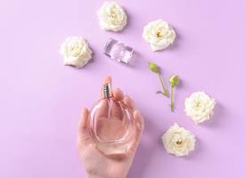 Spuit je parfum op déze plekken en je ruikt ‘m de hele dag