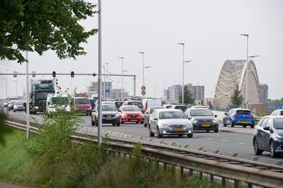 Politie pakt ene na andere hardrijder bij Waalbrug: 'Wees gewaarschuwd'