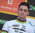 Emotionele Van der Poel eert overleden grootvader met zege na beklijvende strijd in Tabor