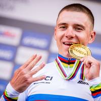 ‘Het was nooit een strijd om goud’: buitenlandse media over winst van Remco Evenepoel op WK tijdrijden