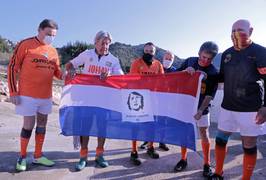 Vrienden en kleinzoon eren 'God' Cruijff vijf jaar na zijn dood met een partijtje waar hij zo van hield