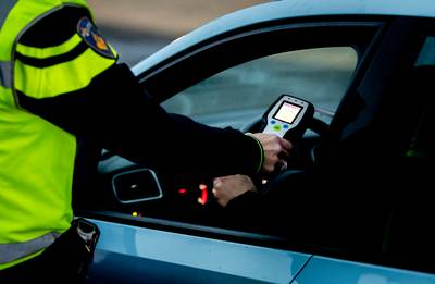 Agent wordt tijdens alcoholcontrole meegesleurd aan auto