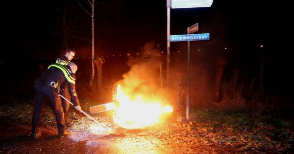 Het 'fikkie stoken' loopt uit de hand in Waardenburg - BD.nl