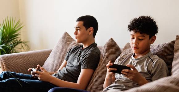 Expert waarschuwt voor meer gameproblemen bij jongeren: zo help je je kind weer controle te krijgen