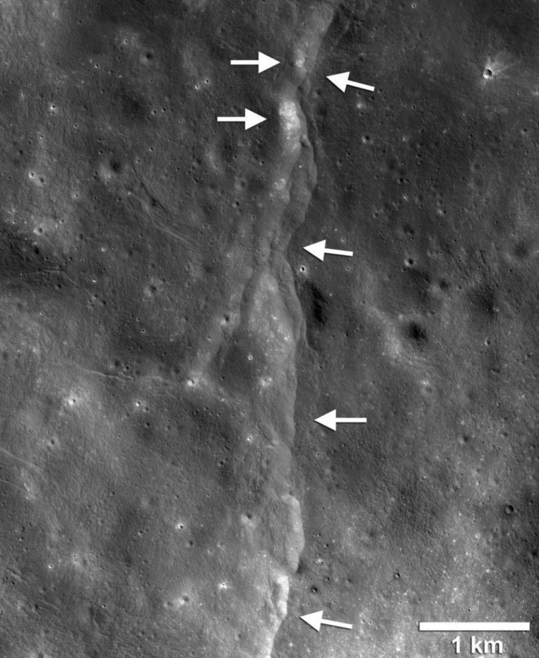 Een breuklijn gefotografeerd door de Lunar Reconnaissance Orbiter Camera.
