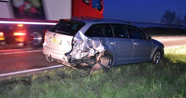 Twee auto's botsen op elkaar in Zuilichem, niemand raakt gewond - BD.nl