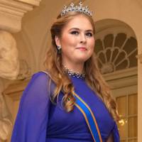 Prinses Amalia draagt een lookalike van Máxima’s inhuldigingsjurk