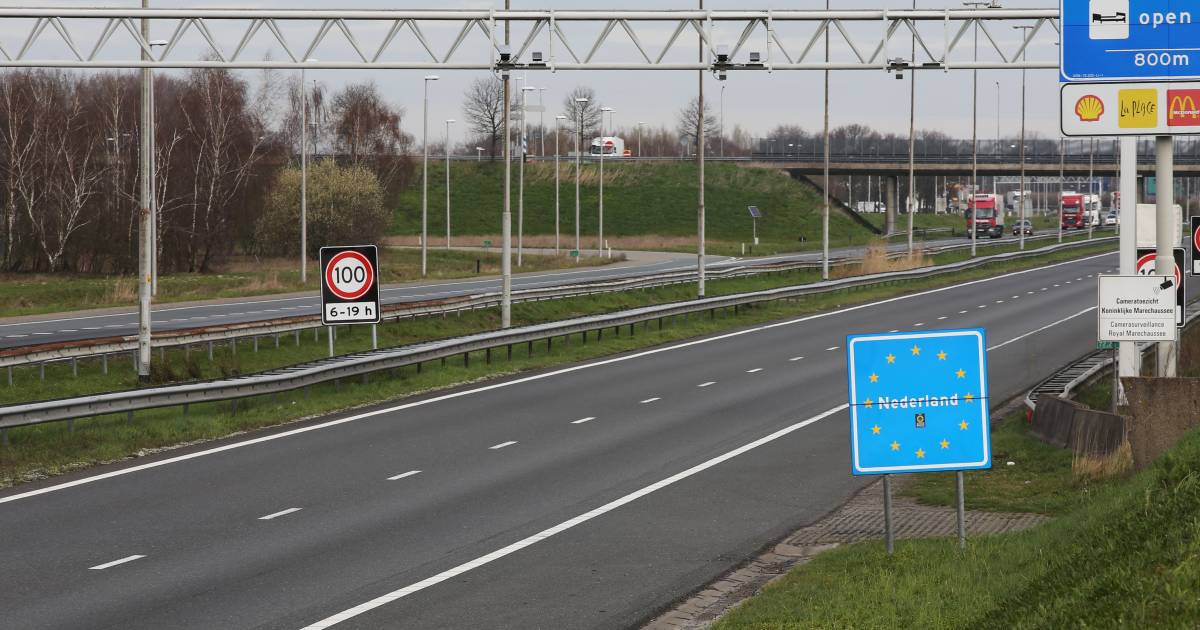 Zes verstekelingen gevonden in vrachtwagen bij Hazeldonk.
