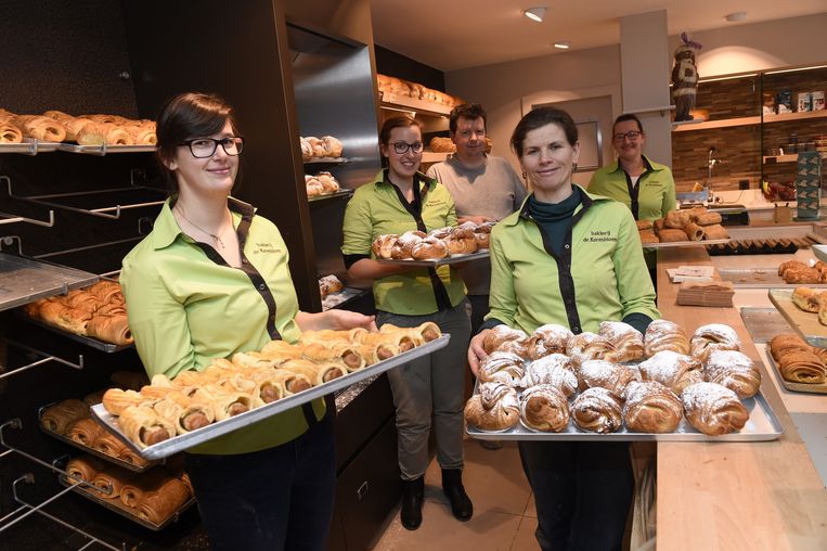 Bakkerij verkoopt 5.000 worstenbroodjes en appelbollen op ...