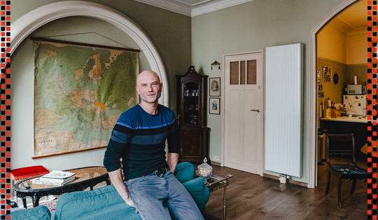 Bram Van den Broeck vond zijn thuis in het Brusselse je-m’en-foutisme: ‘Hier kan ik helemaal ‘loud, proud & gay’ zijn’