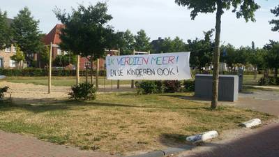 Juffen en meesters die staakten krijgen uur minder loon