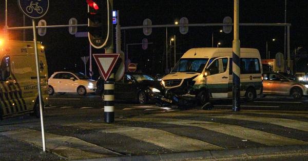 Autos total loss na aanrijding op drukke kruising in Arnhem.