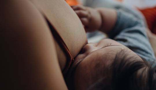 ‘Ik dacht dat de natuur het zo had voorzien’: waarom medische oorzaken bij te weinig moedermelk onderbelicht blijven