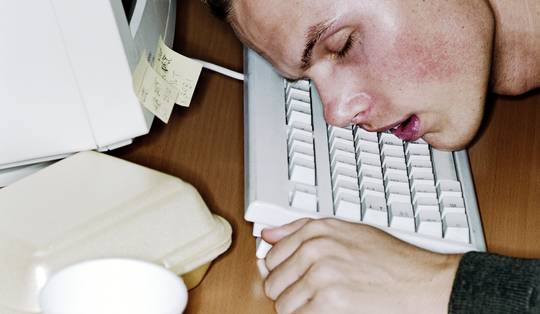 Altijd moe? ‘Geef niet te snel op met zoeken, zelfs als de resultaten van bloedtests normaal zijn’