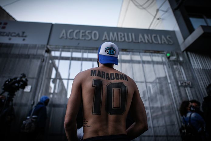 Een Maradona-fan bij de ambulance-ingang van kliniek Olivos.