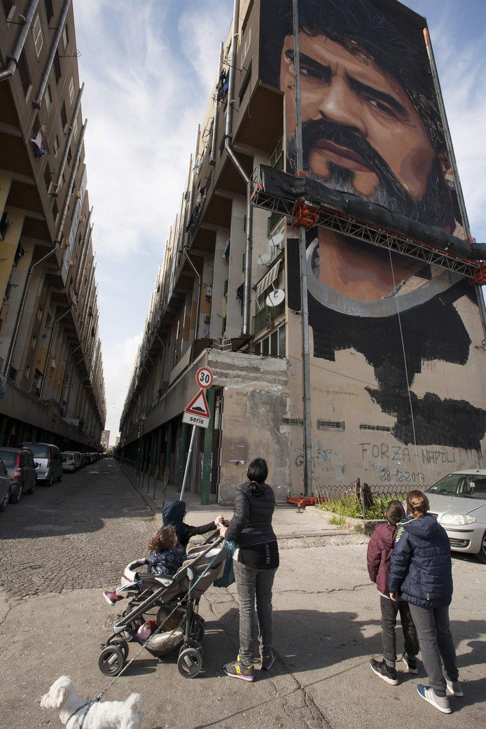 Diego Armando Maradona en la pared en San Giovanni a Teduccio en Nápoles.