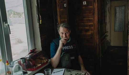 ‘Rusland is al in oorlog met Europa. Ze willen ons naaien’: oorlogscorrespondent Luke Harding