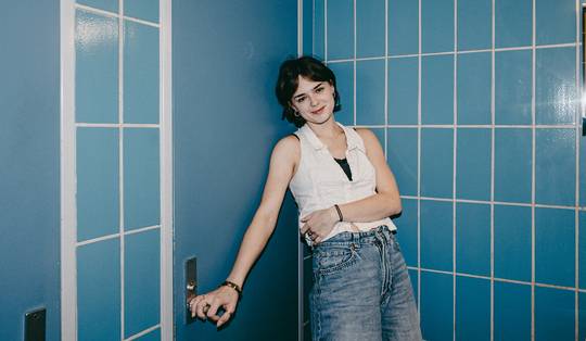 Een duik in de reeks ‘Badgast’ met Freya Van Campenhout: ‘Tom Waes was van in het begin mijn rots in de branding’