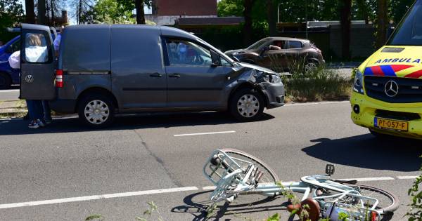 Fietser zwaargewond door botsing met busje op kruising Ringbaan-Zuid in Tilburg.