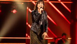 Terry geeft een energieke performance op Stayin’ Alive