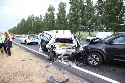 Verbinding A2 met A15 naar Nijmegen bij Deil uren dicht na stevige aanrijding