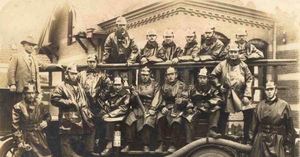 Bij brand eerst op de fiets alle politieagenten inseinen, dán pas de brandweer.