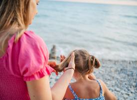 Julia (43) werd ingezet als oppas: “Mijn stiefzus zat zelf te lunchen in de strandtent”