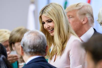 Opeens zit Ivanka Trump aan de onderhandelingstafel