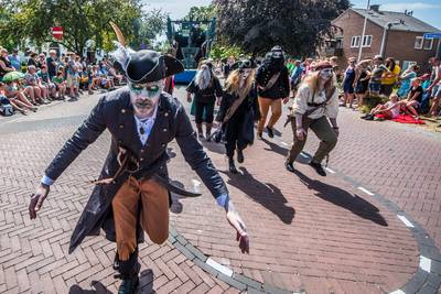 De rouwdouwers van de Rellie Goor protesteren op Schoolfeestzondag tegen 1,5 meter afstand