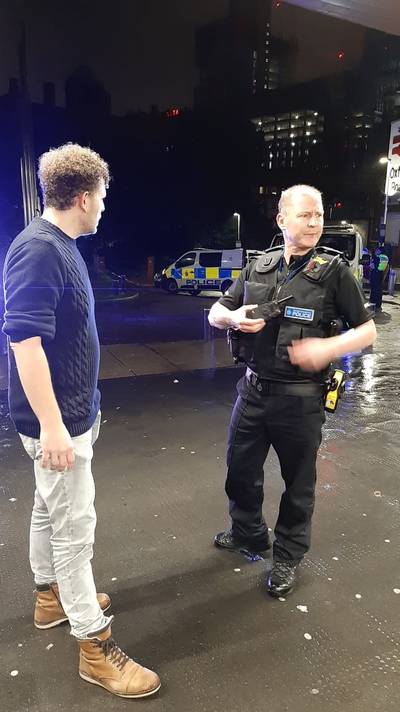 Ruud werd bedreigd met een koksmes en is nu een held in Engelse media