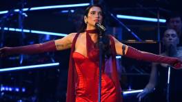 Dua Lipa verwent met live concert tijdens kerstavond