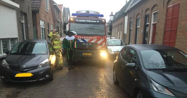 Onfortuinlijke Sinterklaas geassisteerd door hulpdiensten - De Gelderlander