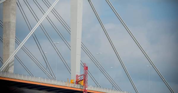 Fietspad op Waalbrug bij Ewijk nog weken dicht - De Gelderlander