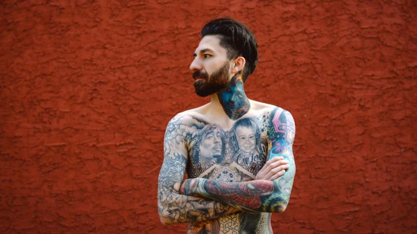 Man breekt wereldrecord met 31 Marvel-tattoos