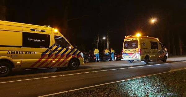 Twee bestuurders gewond door ongeluk in Enschede: lange file op Gronausestraat.
