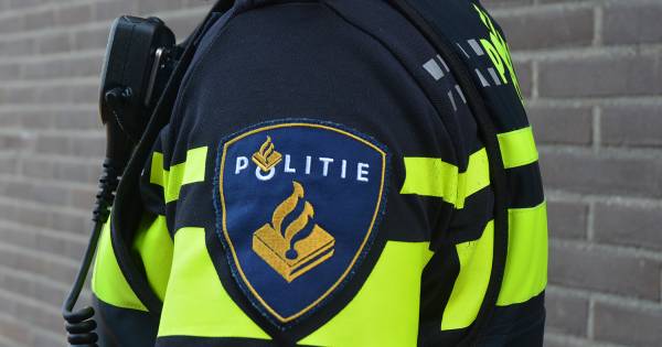 Drie jongens aangehouden voor mishandeling taxichauffeur .