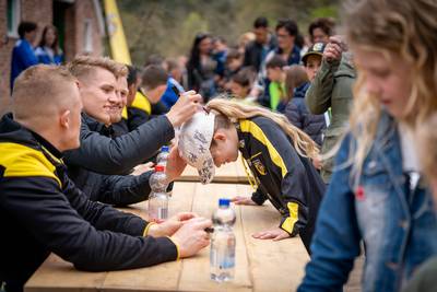 Jongste supporters jagen handtekeningen bij de helden van Vitesse