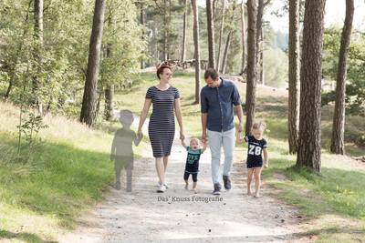 Overleden jongetje loopt hand in hand met zijn moeder