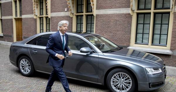Oud-minister Plasterk noemt rijders van elektrische auto's ‘enorme asocialen’