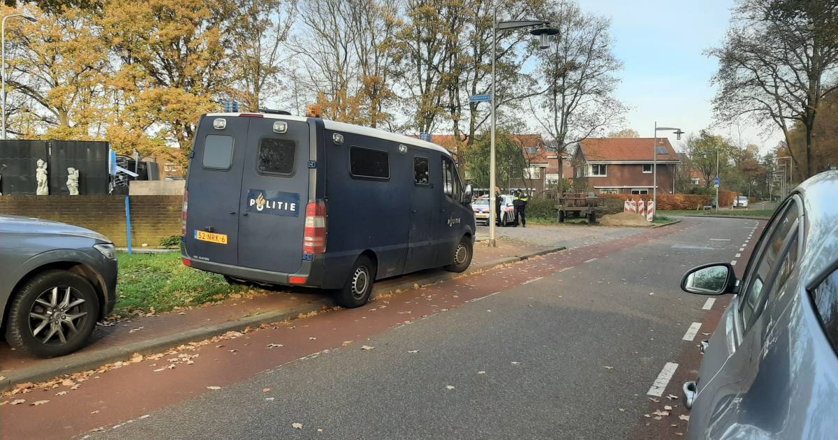 Politie bezig met ontruiming op woonwagenkamp Ede