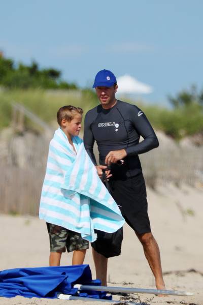 Chris Martin geniet van stranddagje met zoon Moses