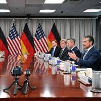 Duitsland en VS tekenen intentieverklaring om militaire samenwerking te versterken • Huis van Afgevaardigden stemt voor derde keer tegen oorlog in Iran