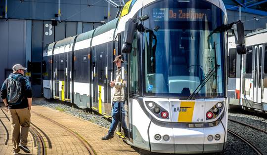 7 mensen naar spoed na vechtpartij met jongeren tijdens ticketcontrole op kusttram in De Haan: ‘Dat is ongezien’