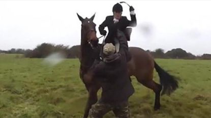 VIDEO: Jageres te paard  geeft actievoerder van de zweep
